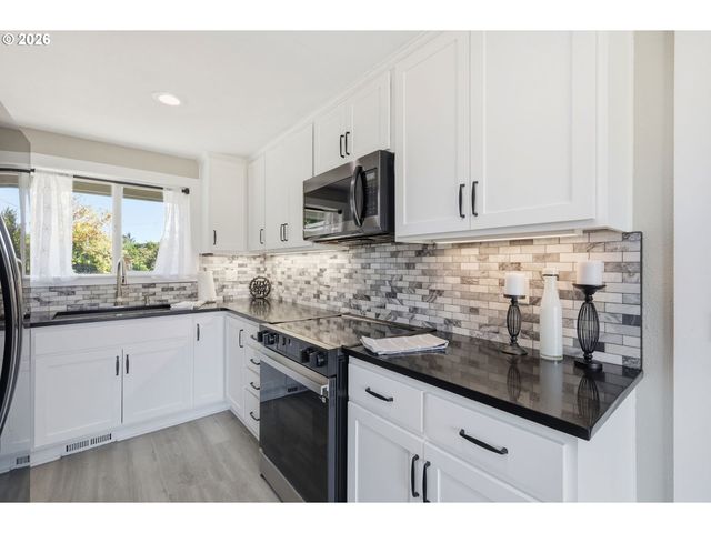34121 EL MANOR Ave, Eugene, OR 97405