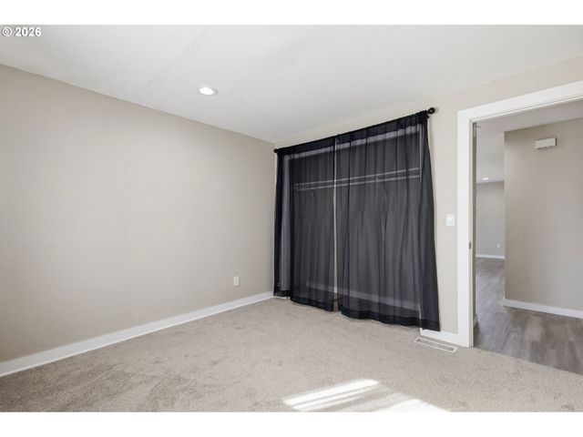 34121 EL MANOR Ave, Eugene, OR 97405