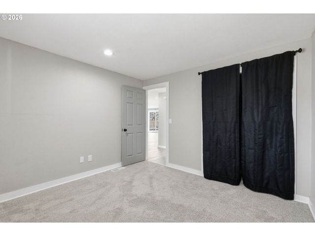 34121 EL MANOR Ave, Eugene, OR 97405
