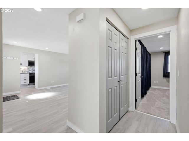 34121 EL MANOR Ave, Eugene, OR 97405
