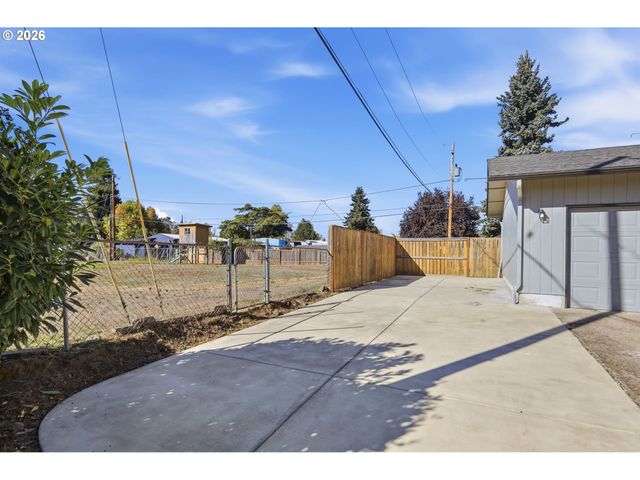 34121 EL MANOR Ave, Eugene, OR 97405