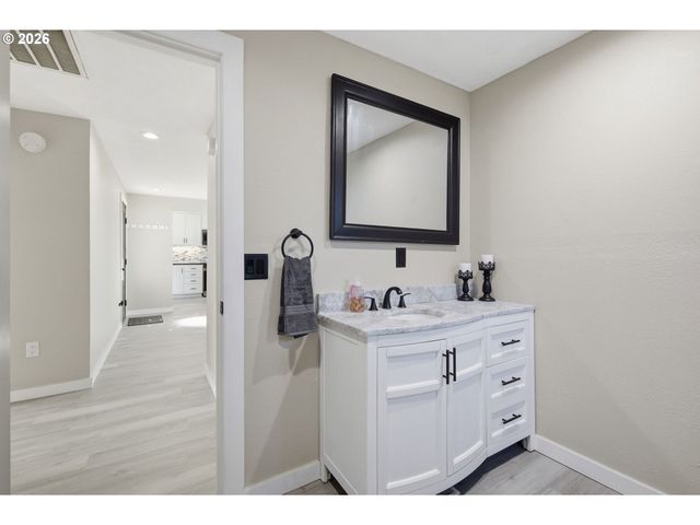 34121 EL MANOR Ave, Eugene, OR 97405