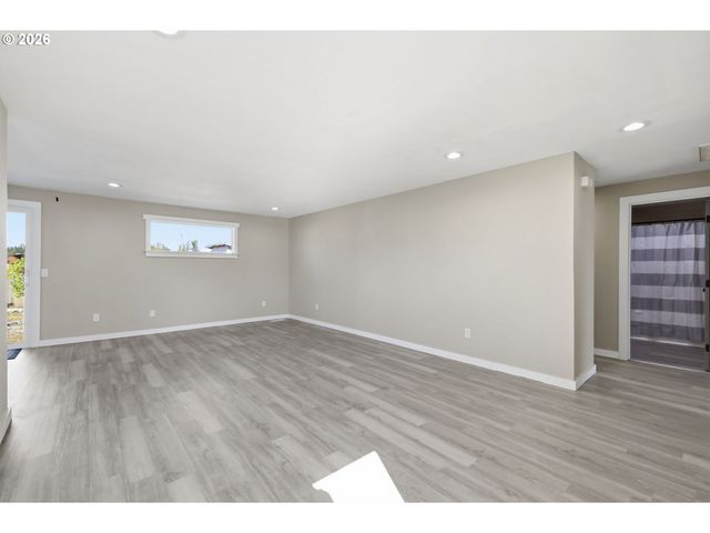 34121 EL MANOR Ave, Eugene, OR 97405