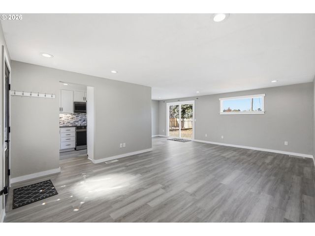 34121 EL MANOR Ave, Eugene, OR 97405