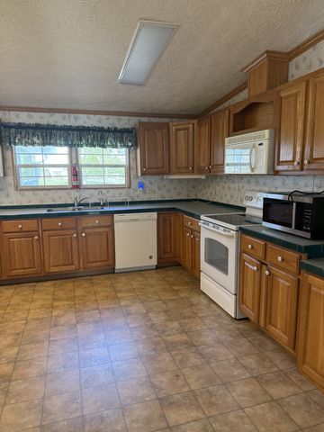 104 College St, S, Cowan, TN 37318