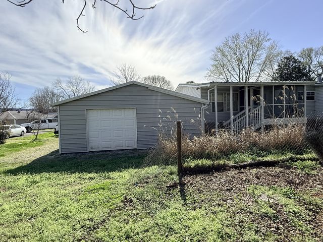 104 College St, S, Cowan, TN 37318