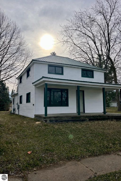 Image 2 of property listing at 526 Hannah Avenue, Alma, MI 48801
