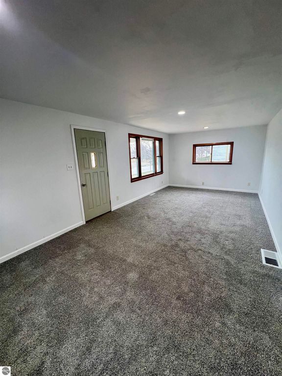 Image 8 of property listing at 526 Hannah Avenue, Alma, MI 48801