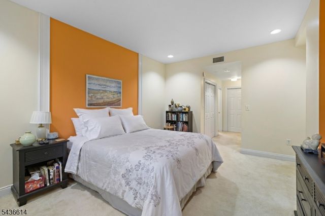 208 Shearwater Ct 32, Jersey City, NJ 07305