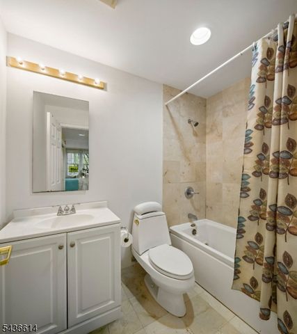 208 Shearwater Ct 32, Jersey City, NJ 07305