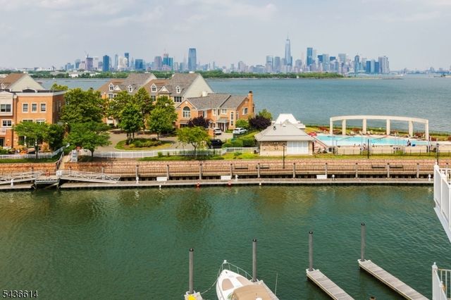 208 Shearwater Ct 32, Jersey City, NJ 07305