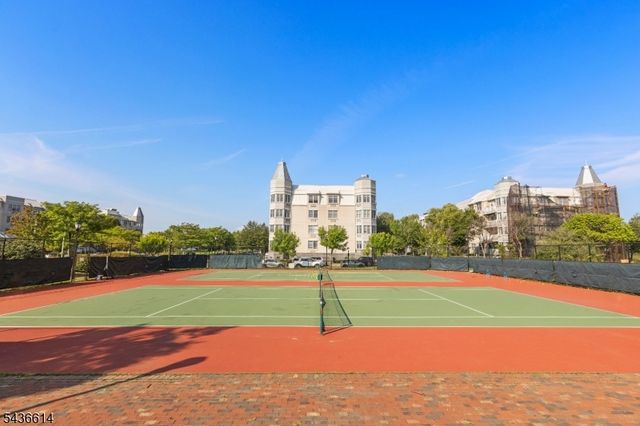 208 Shearwater Ct 32, Jersey City, NJ 07305
