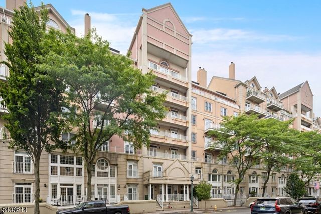 208 Shearwater Ct 32, Jersey City, NJ 07305