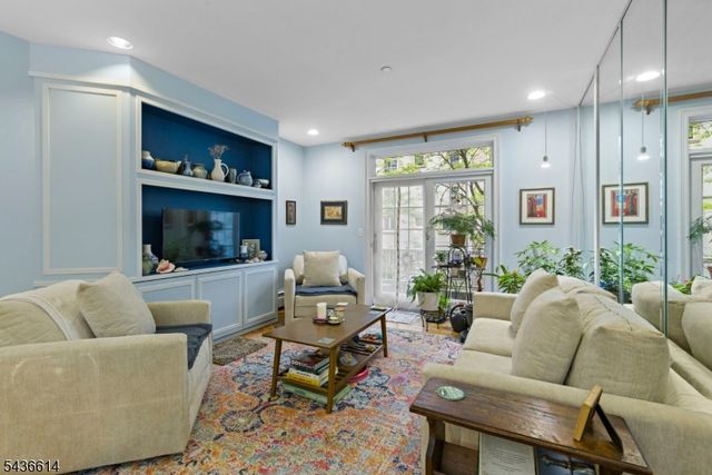 208 Shearwater Ct 32, Jersey City, NJ 07305