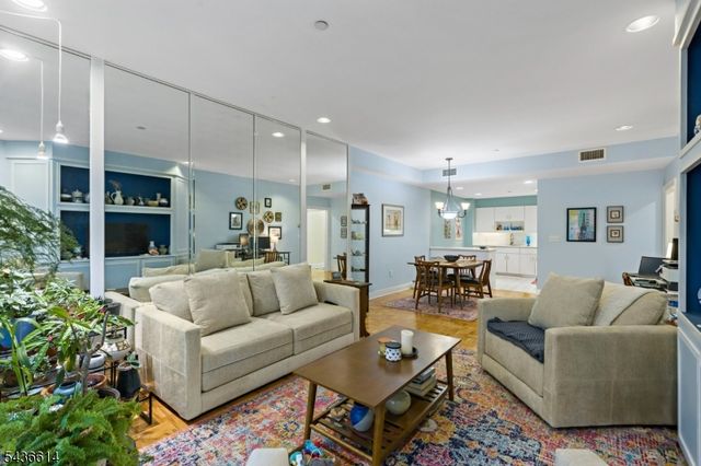 208 Shearwater Ct 32, Jersey City, NJ 07305