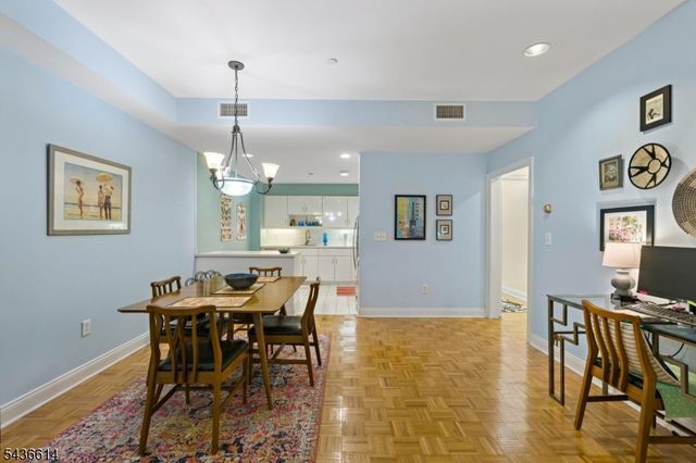 208 Shearwater Ct 32, Jersey City, NJ 07305