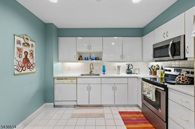 208 Shearwater Ct 32, Jersey City, NJ 07305