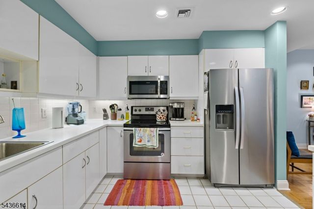 208 Shearwater Ct 32, Jersey City, NJ 07305