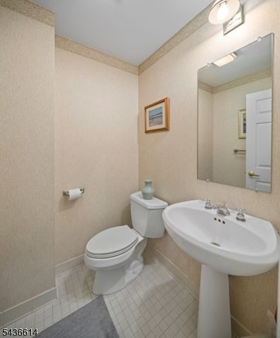 208 Shearwater Ct 32, Jersey City, NJ 07305