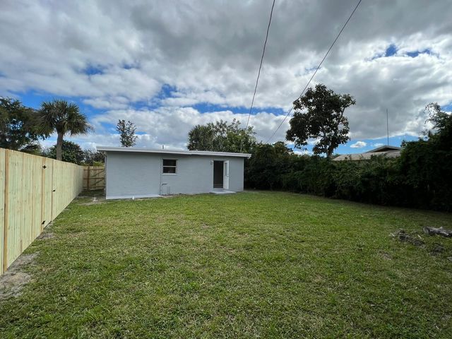 1883 Breezy Lane, West Palm Beach, FL 33417