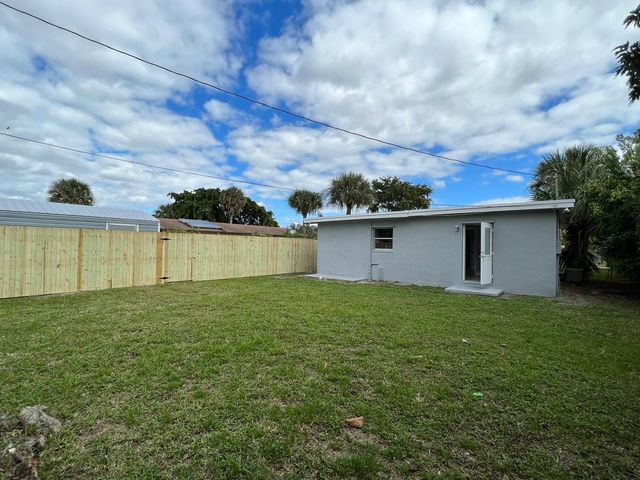 1883 Breezy Lane, West Palm Beach, FL 33417