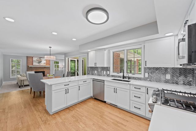 4414 Thornbury Drive E, Valparaiso, IN 46383