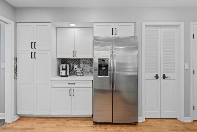 4414 Thornbury Drive E, Valparaiso, IN 46383