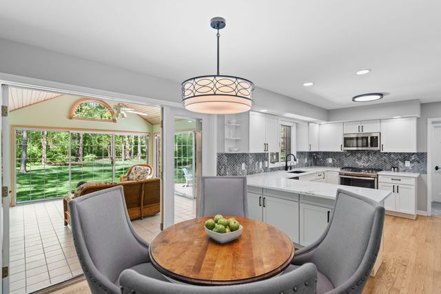 4414 Thornbury Drive E, Valparaiso, IN 46383
