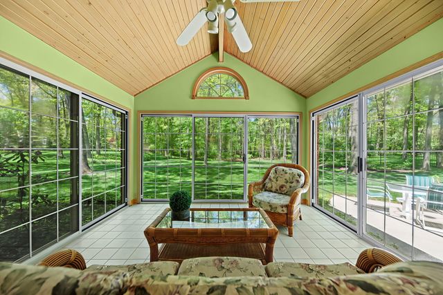 4414 Thornbury Drive E, Valparaiso, IN 46383