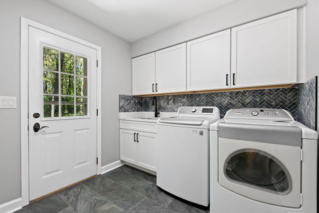 4414 Thornbury Drive E, Valparaiso, IN 46383