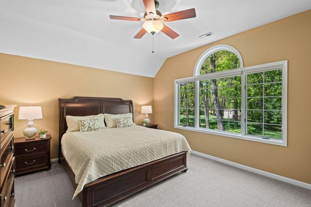 4414 Thornbury Drive E, Valparaiso, IN 46383
