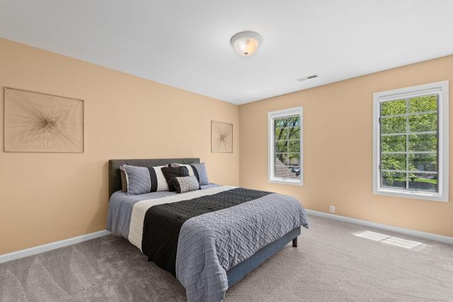 4414 Thornbury Drive E, Valparaiso, IN 46383