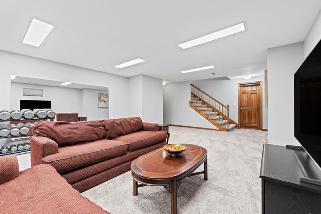 4414 Thornbury Drive E, Valparaiso, IN 46383