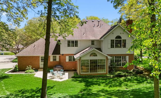 4414 Thornbury Drive E, Valparaiso, IN 46383