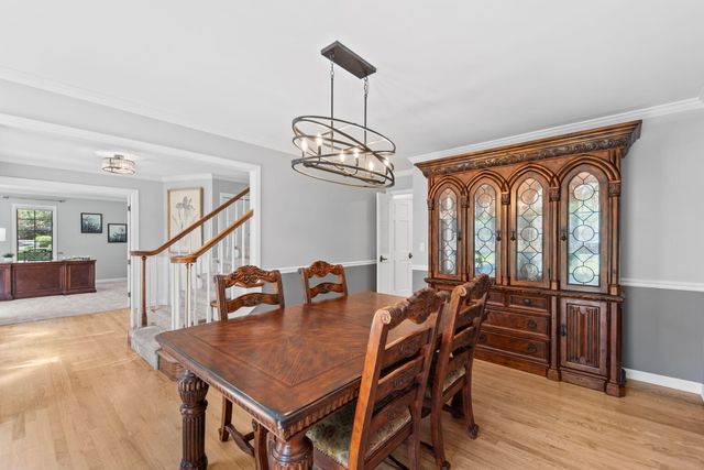 4414 Thornbury Drive E, Valparaiso, IN 46383