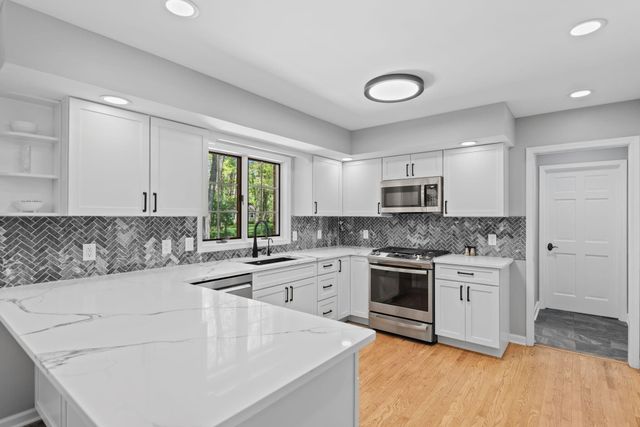 4414 Thornbury Drive E, Valparaiso, IN 46383