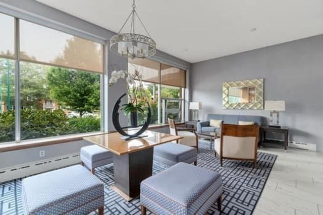 20 Hammond Pond Pkwy 602, Newton, MA 02467