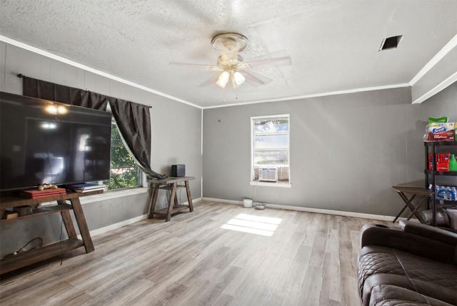 912 Sycamore Street, Commerce, TX 75428