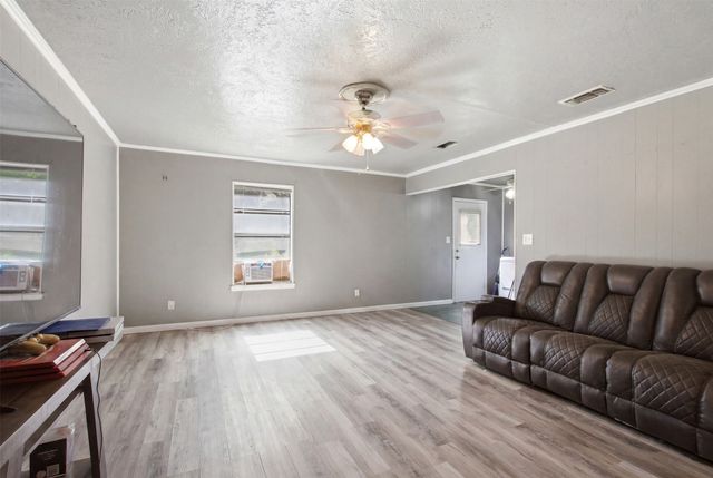 912 Sycamore Street, Commerce, TX 75428