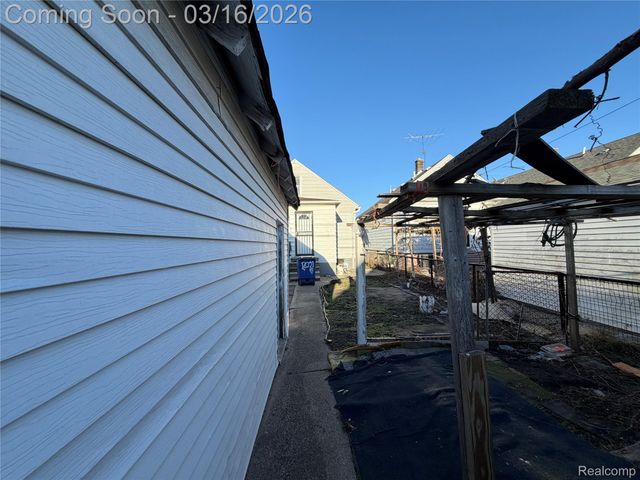 12091 Sobieski Street, Hamtramck, MI 48212