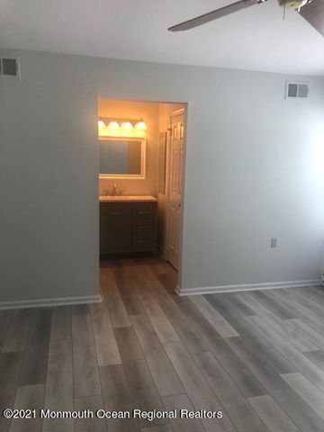 35 Greenwich Avenue, Manchester, NJ 08759