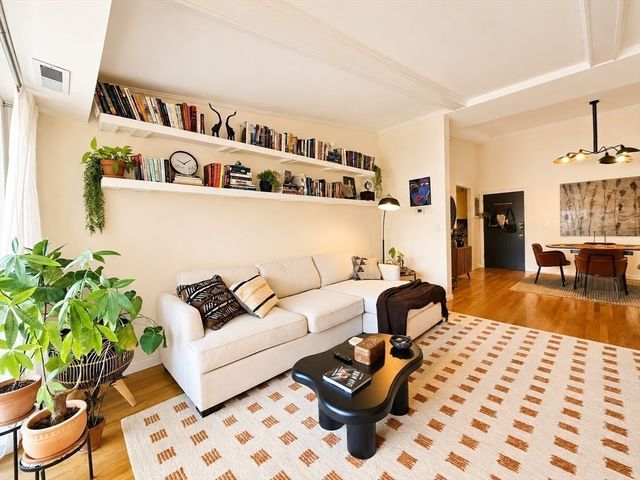 55 Broadlawn Park 16B, Boston, MA 02467