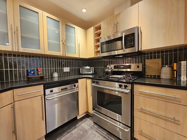 55 Broadlawn Park 16B, Boston, MA 02467