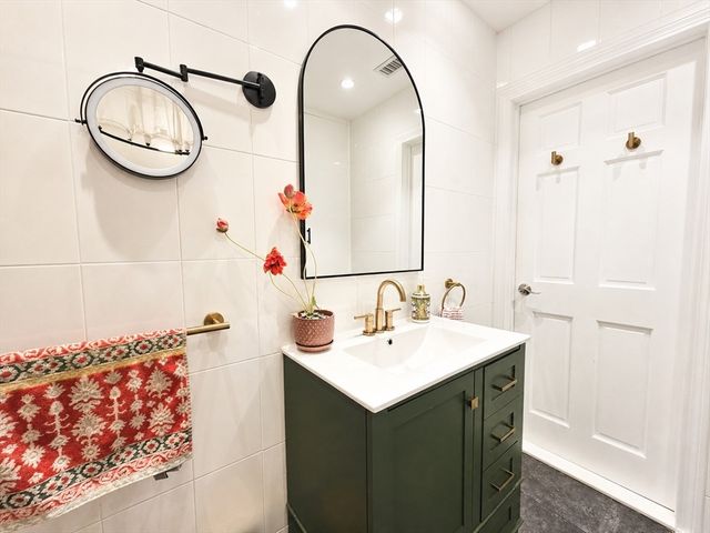 55 Broadlawn Park 16B, Boston, MA 02467
