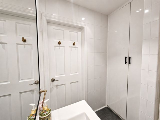 55 Broadlawn Park 16B, Boston, MA 02467