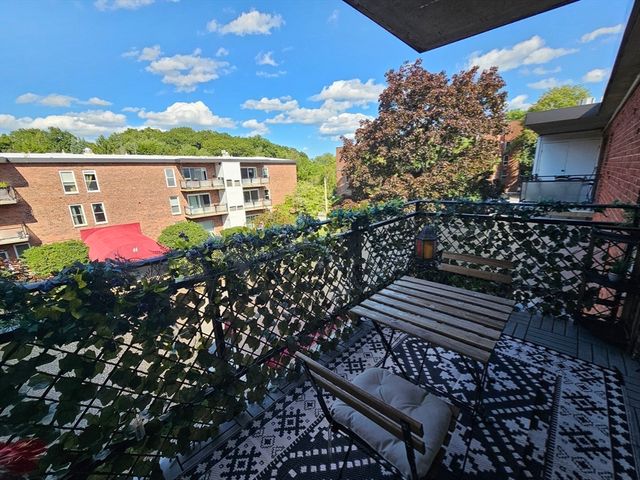 55 Broadlawn Park 16B, Boston, MA 02467