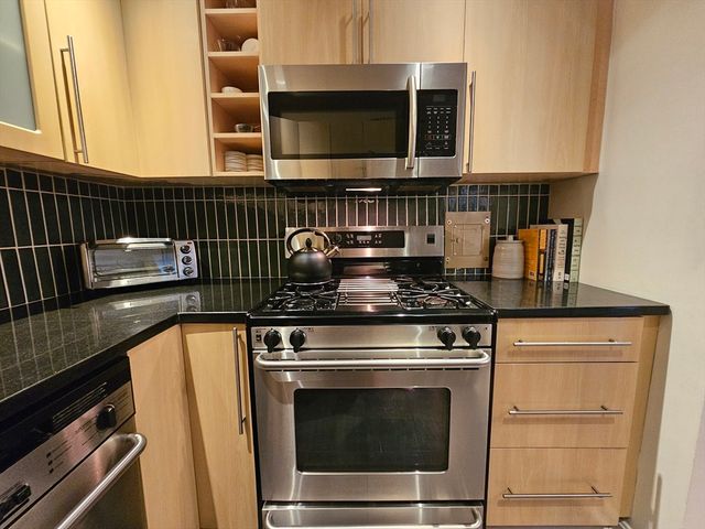 55 Broadlawn Park 16B, Boston, MA 02467