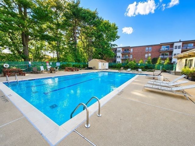 55 Broadlawn Park 16B, Boston, MA 02467