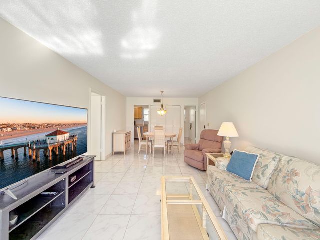 352 Lake Frances Drive, West Palm Beach, FL 33411