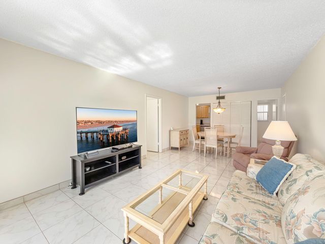 352 Lake Frances Drive, West Palm Beach, FL 33411